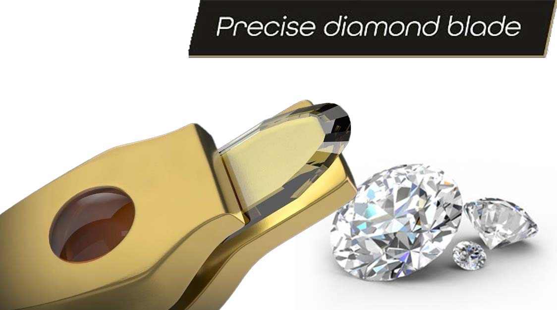 KroMED | Diamantblader_Swiss_Medizinprodukt KroMED | Diamant Blading mit Schweizer Medizinprodukt. Sie sehen eine vergrößerte Ansicht einer präzisen Diamantklinge, die speziell für kosmetische Anwendungen, insbesondere für Augenbrauen-Härchenzeichnungen, entwickelt wurde. Der abgebildete echte Diamant an der Spitze des Werkzeugs ist besonders fein geschliffen, was eine hohe Genauigkeit bei der Anwendung ermöglicht. Diese Precise Diamond Blade ist ein Medizinprodukt und hebt sich durch ihre besondere Qualität ab. Sie wird in der Härchentechnik eingesetzt, um natürliche und dauerhafte Ergebnisse zu erzielen. Wichtig ist der Hinweis, dass diese Technik nicht mit Mikroblading verwechselt werden sollte, da der Diamantblade deutlich präziser und schonender arbeitet.